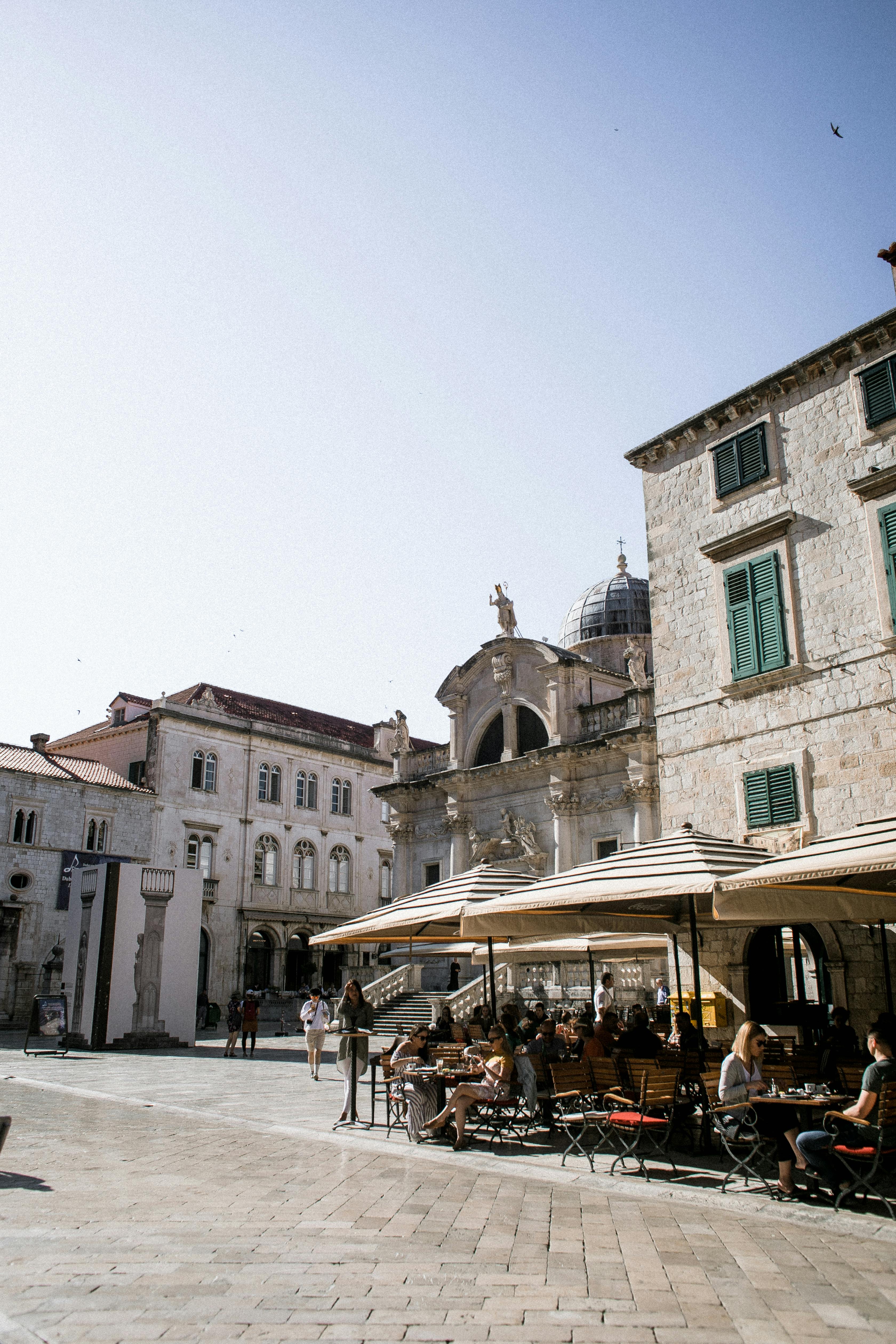 A city street filled with café tables | Source: Pexels