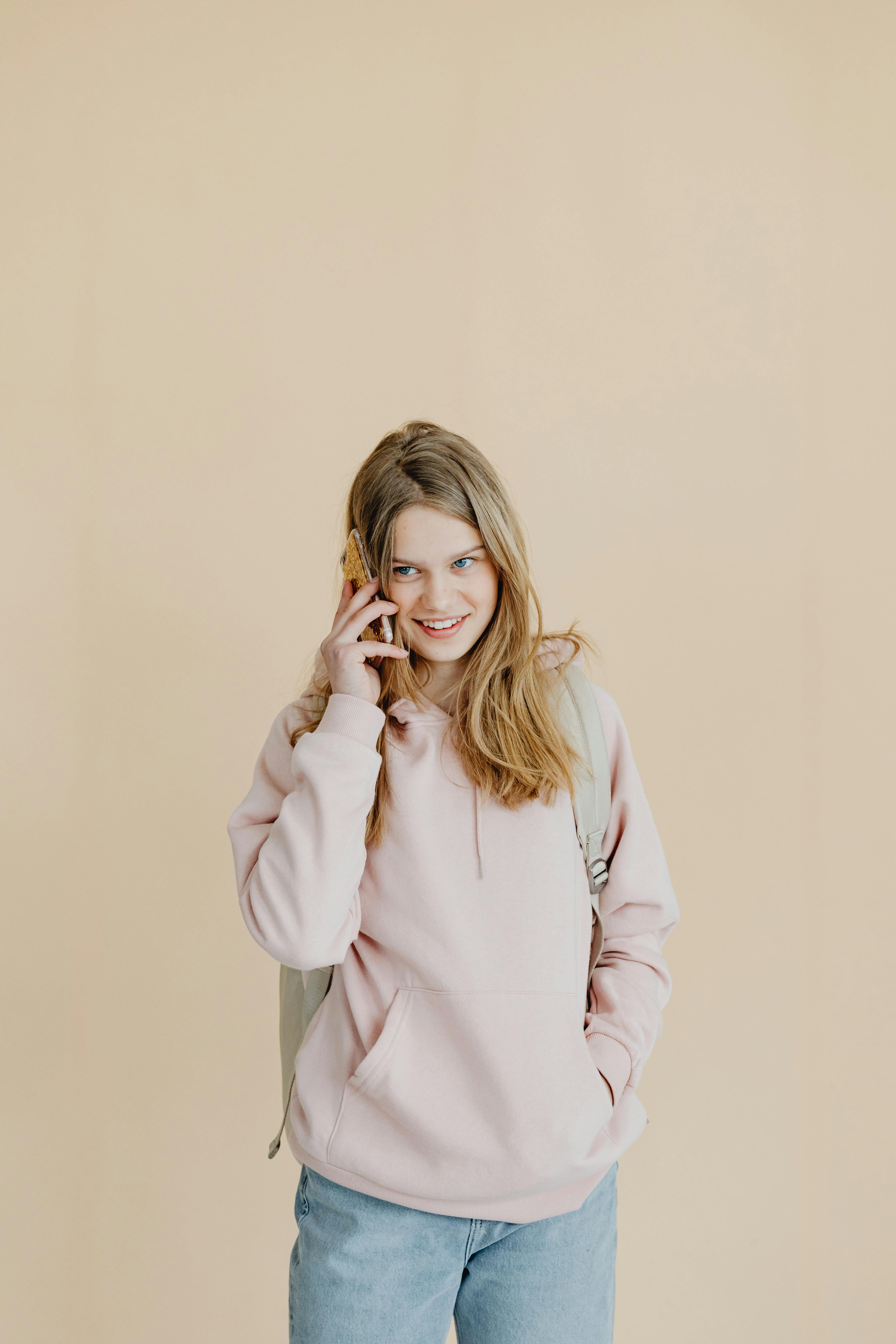 A woman talking on the phone | Source: Pexels