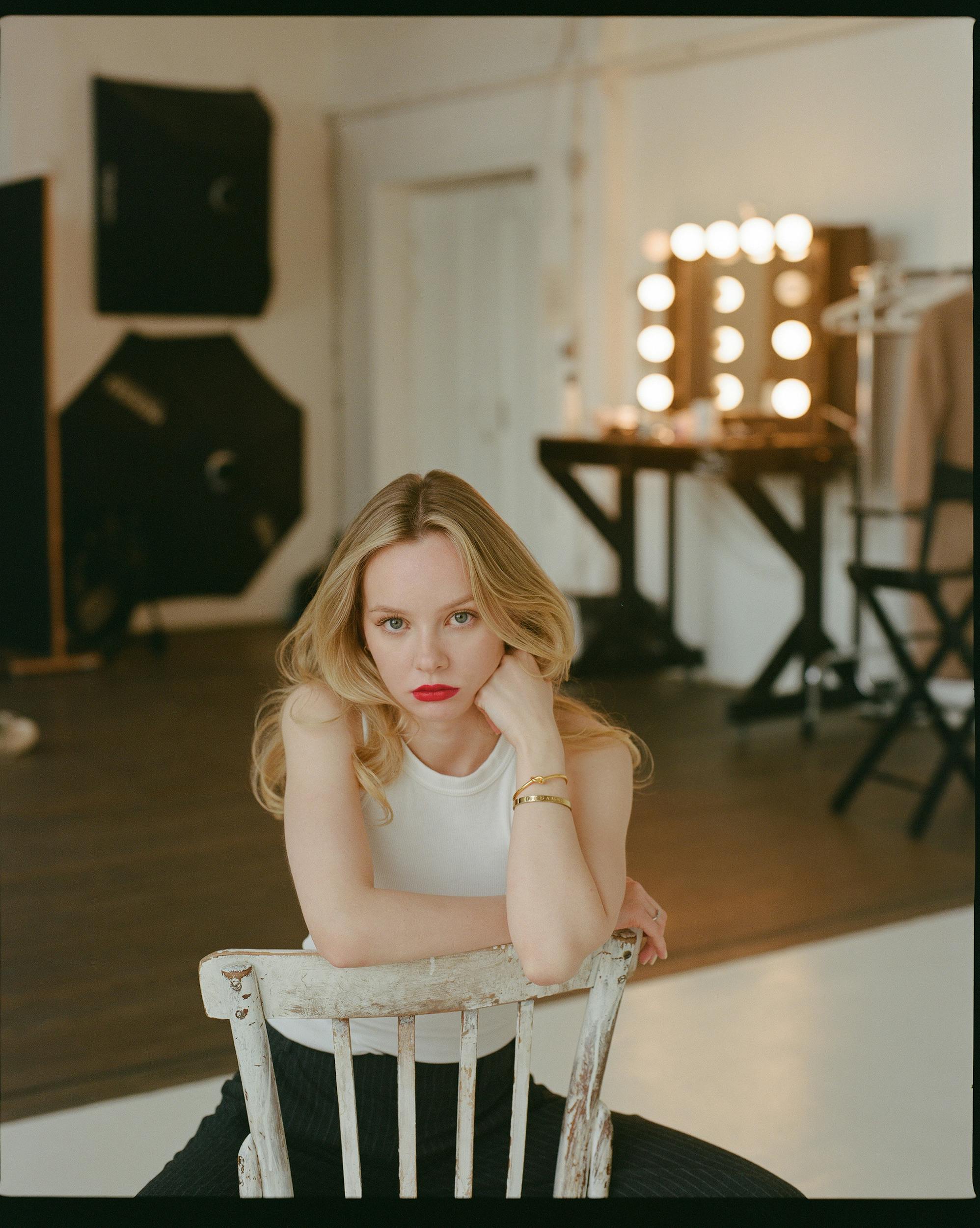 A woman sitting on a chair and posing | Source: Pexels