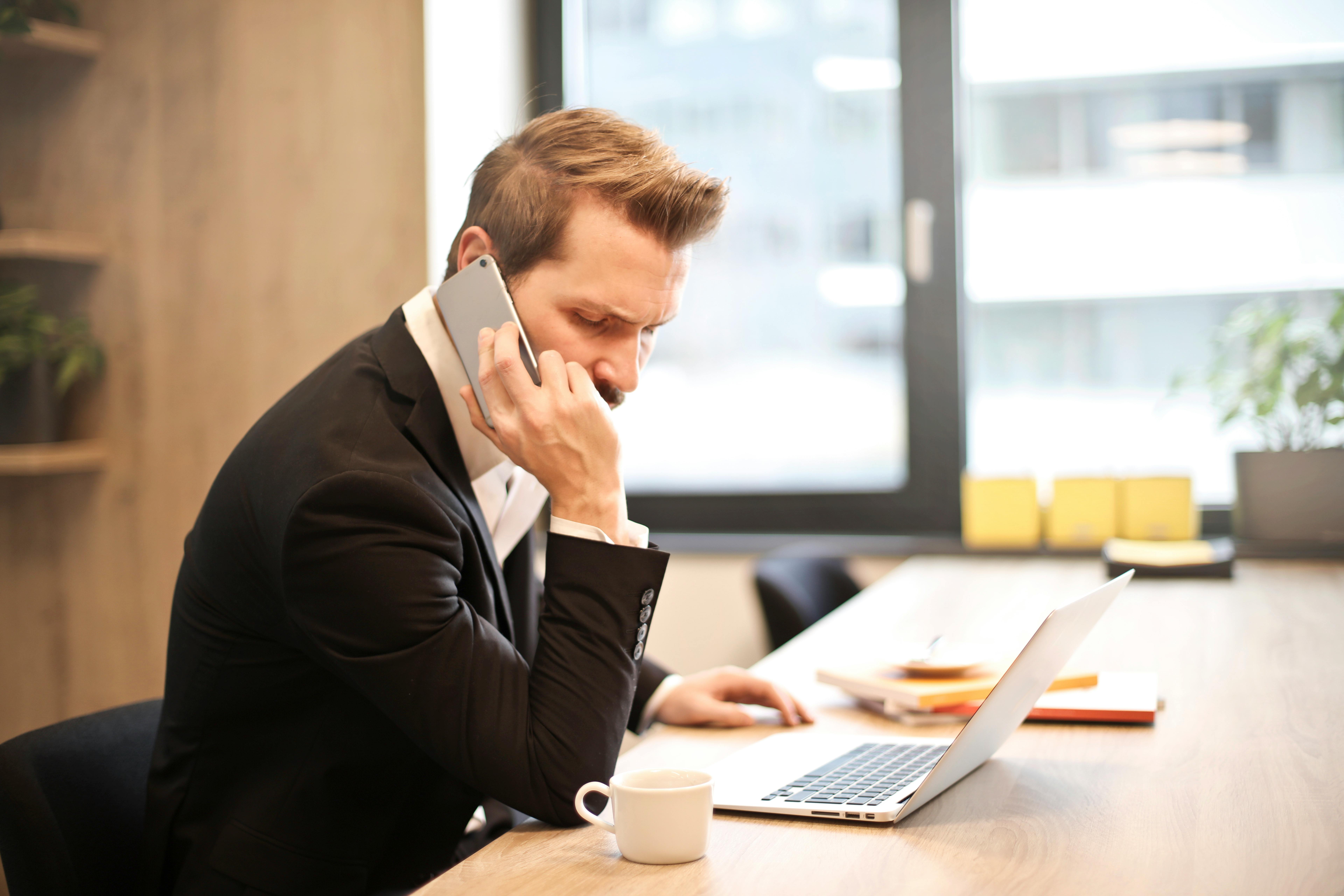 Narvous man tries to reach someone on his phone | Source: Pexels