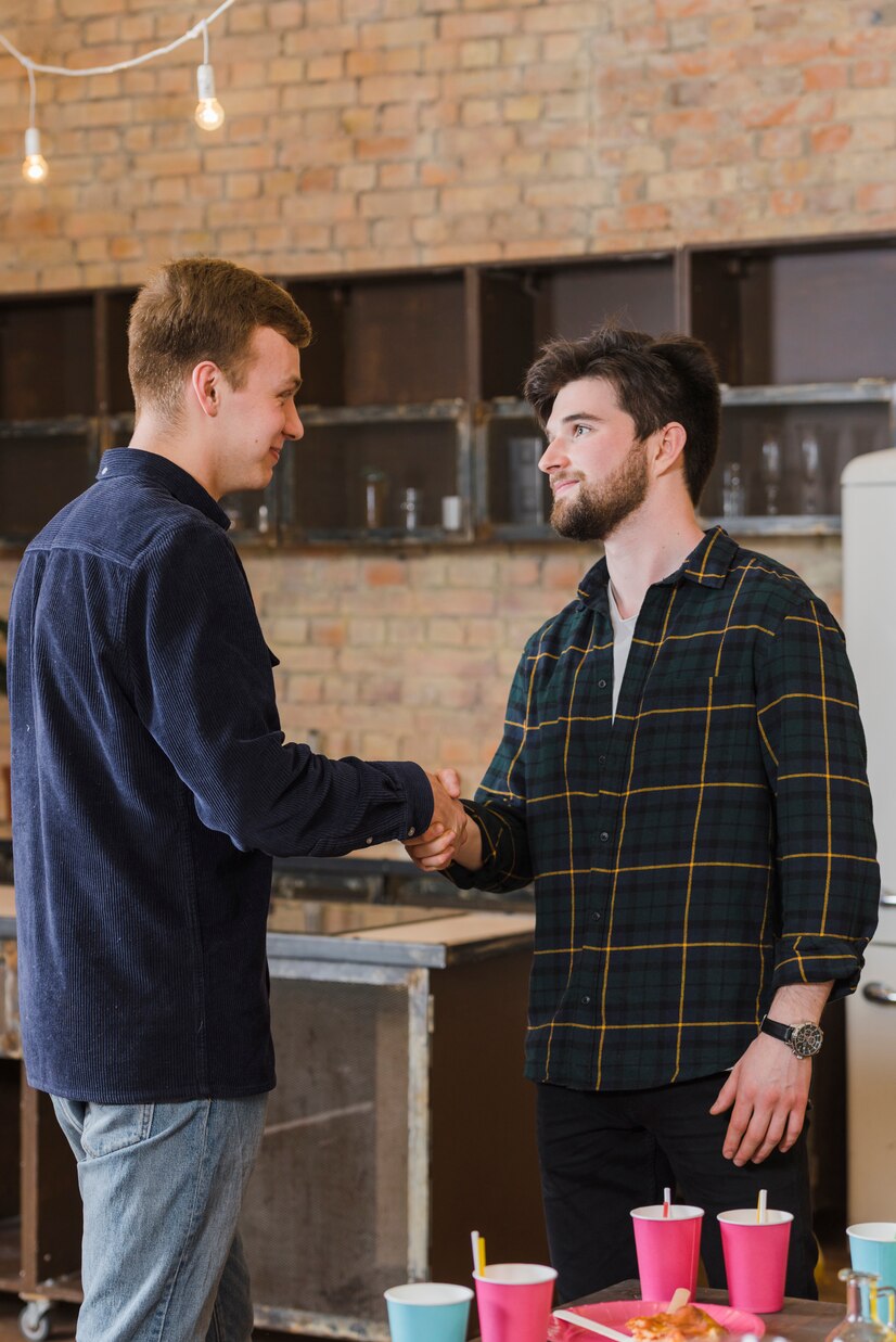 Two men shaking hands | Source: FreePik