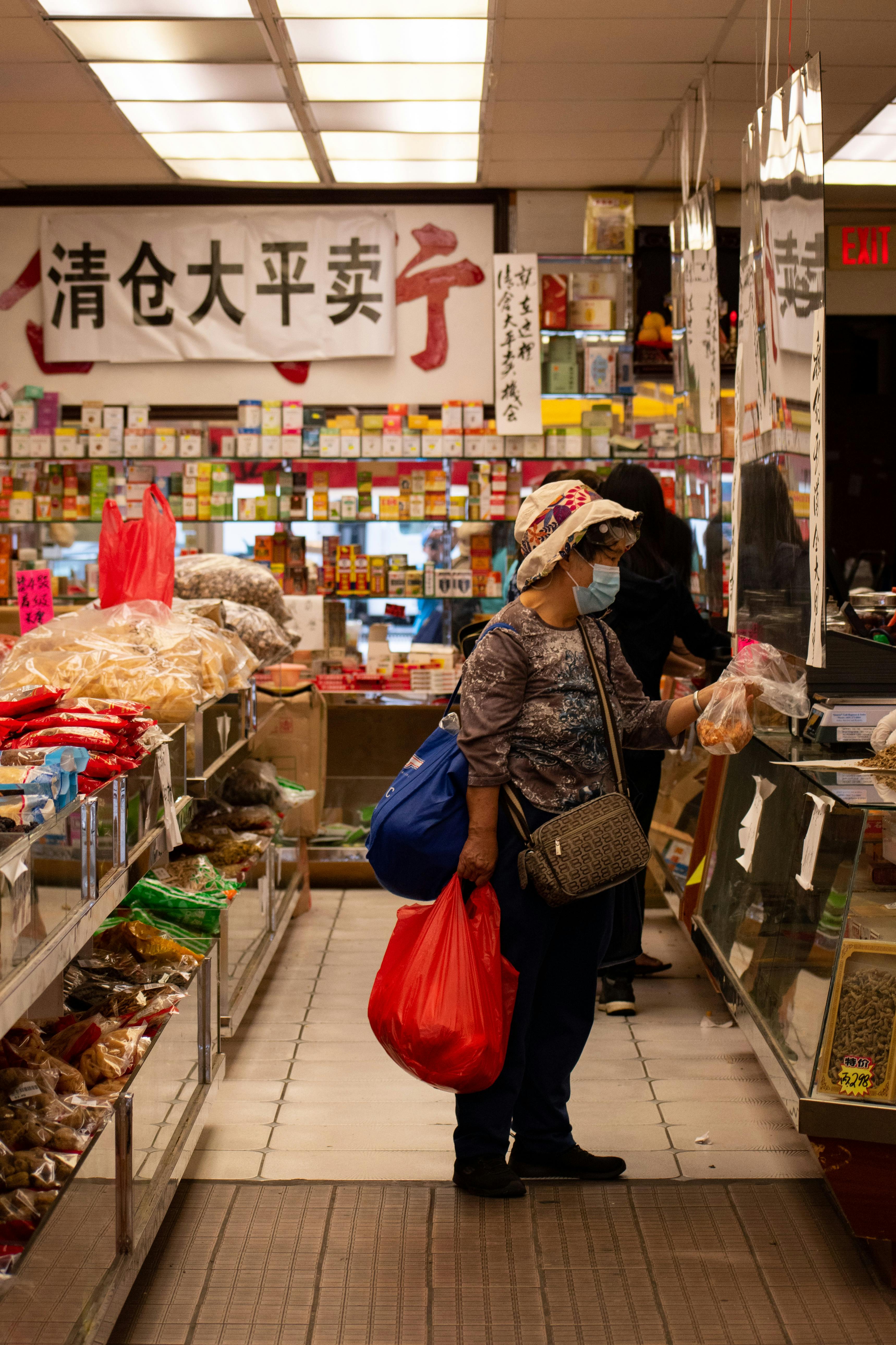 An elderly woman at a grocery store | Source: Pexels