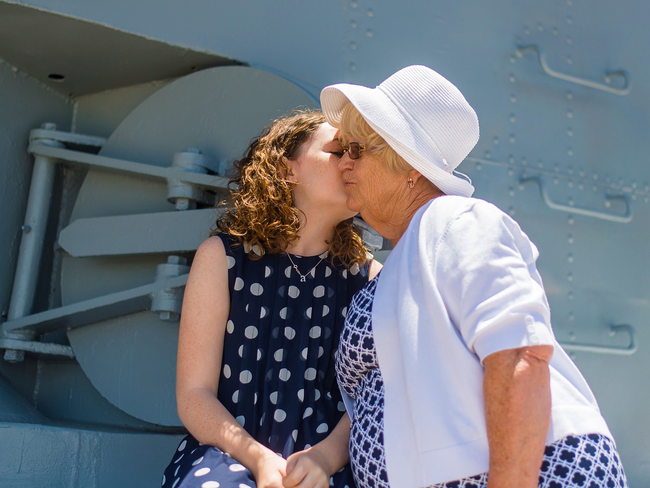 A younger woman kissing an older one's cheek | Source: Pixabay