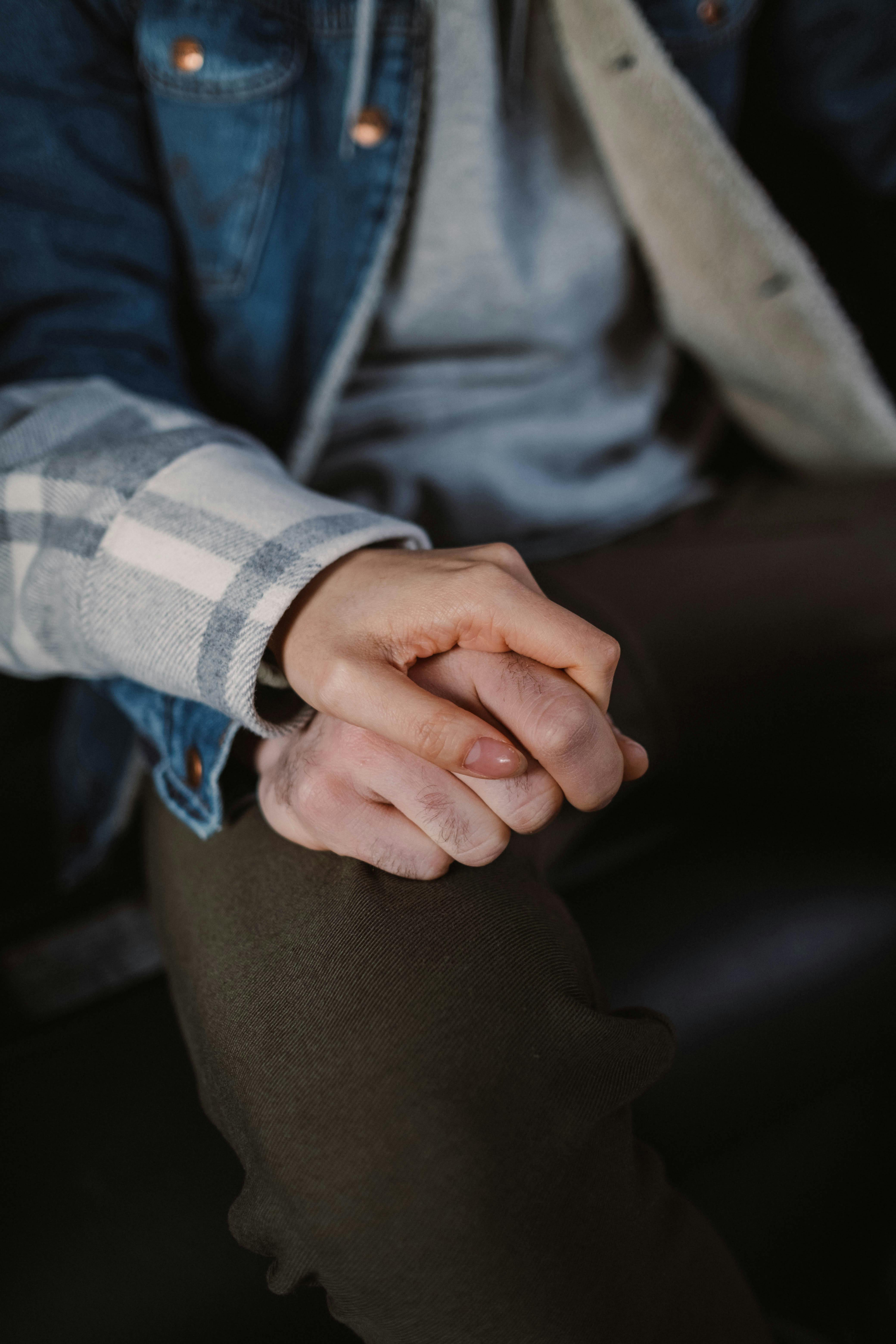 Holding hands | Source: Pexels