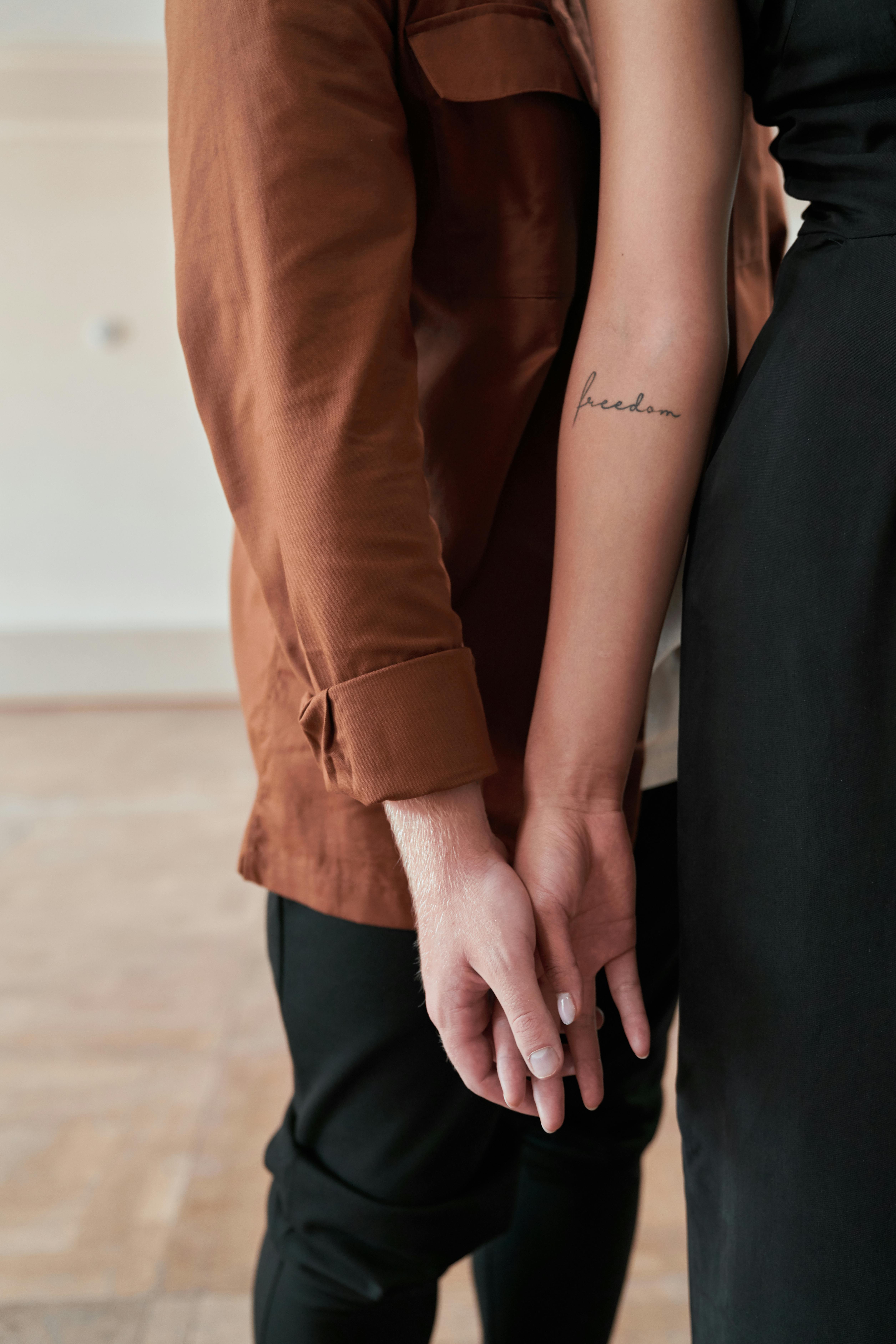 Man holding woman's hand | Source: Pexels