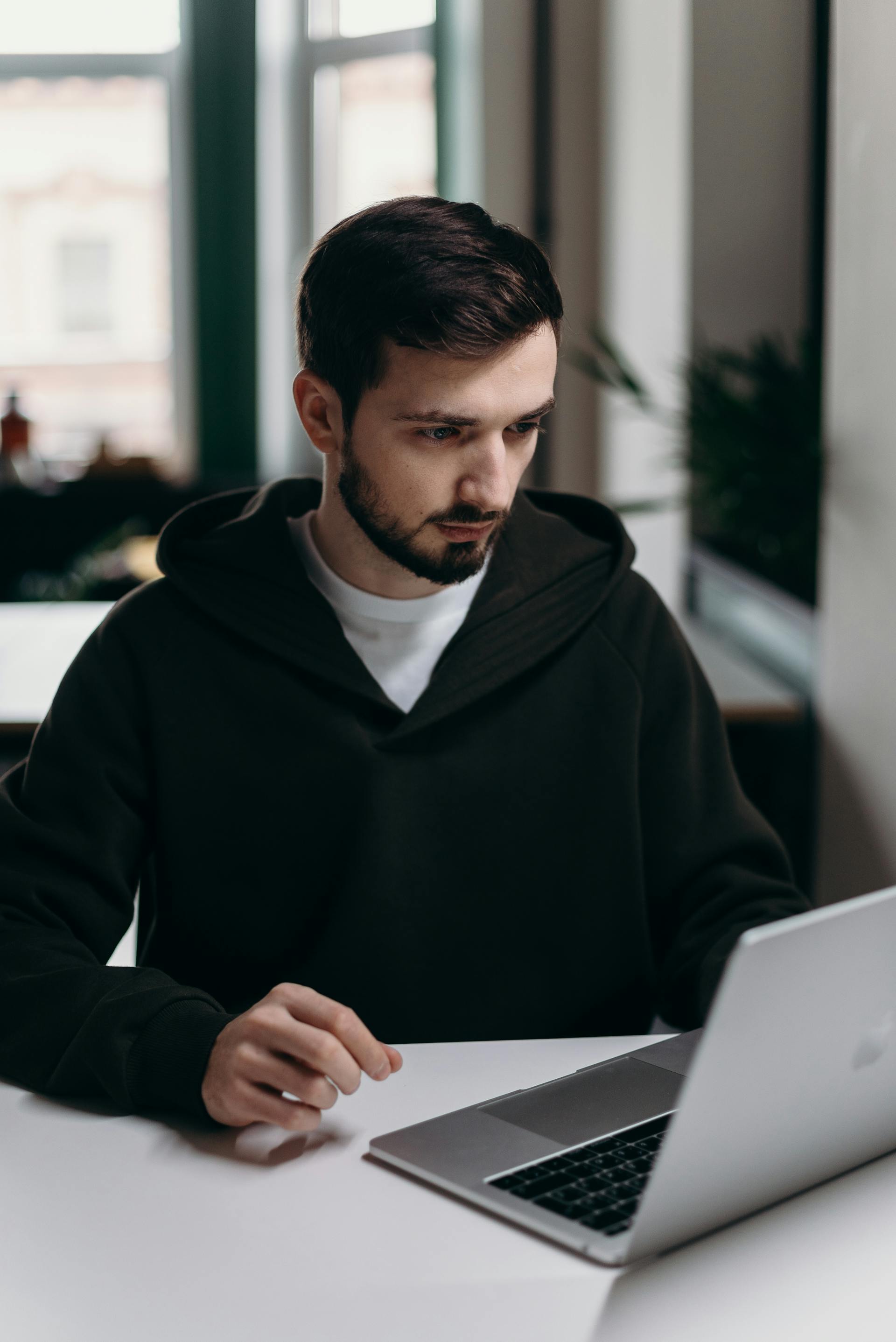 A man using a computer | Source: Pexels