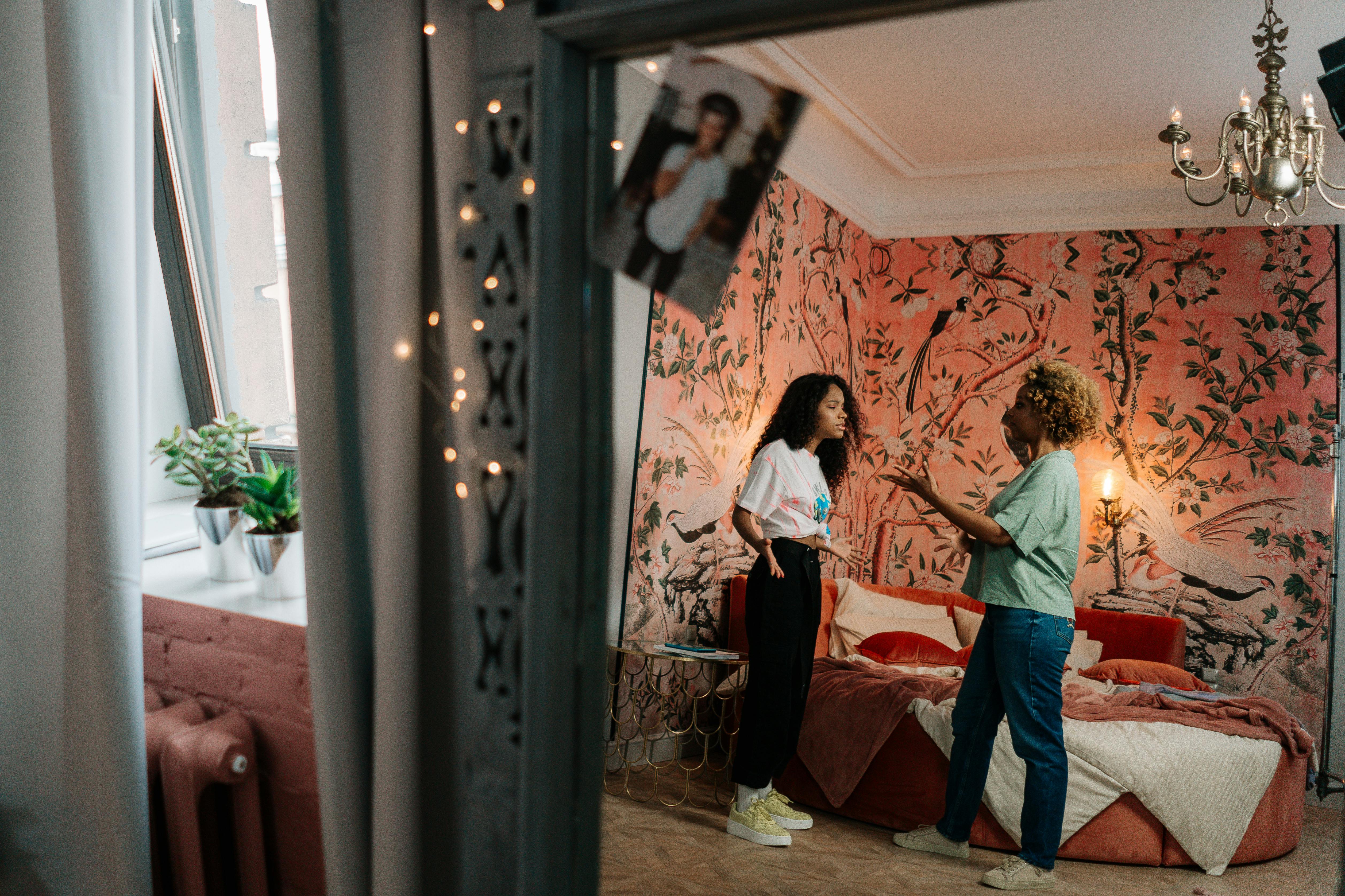 Mother and daughter arguing in the bedroom | Source: Pexels