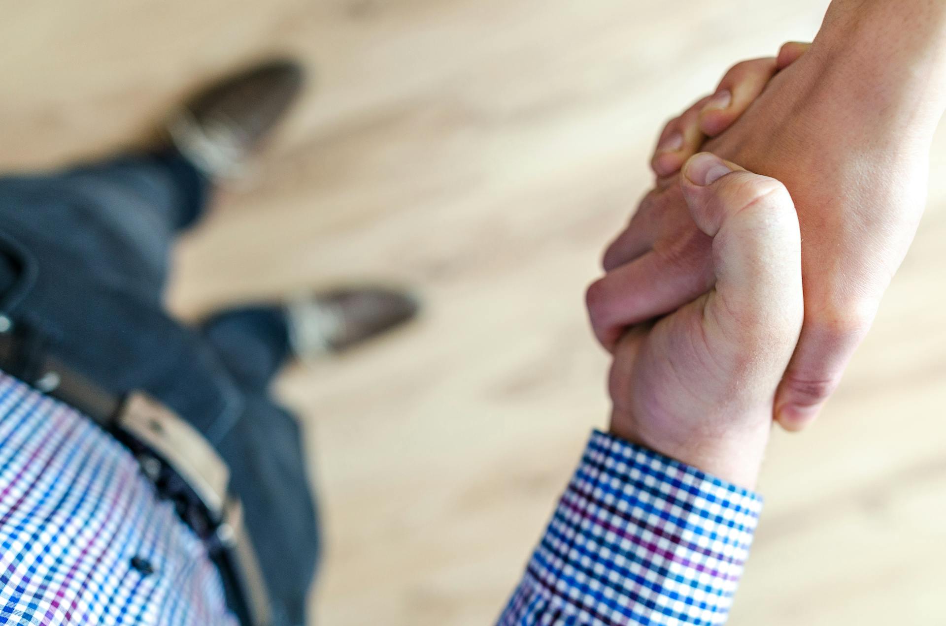 People shaking hands | Source: Pexels