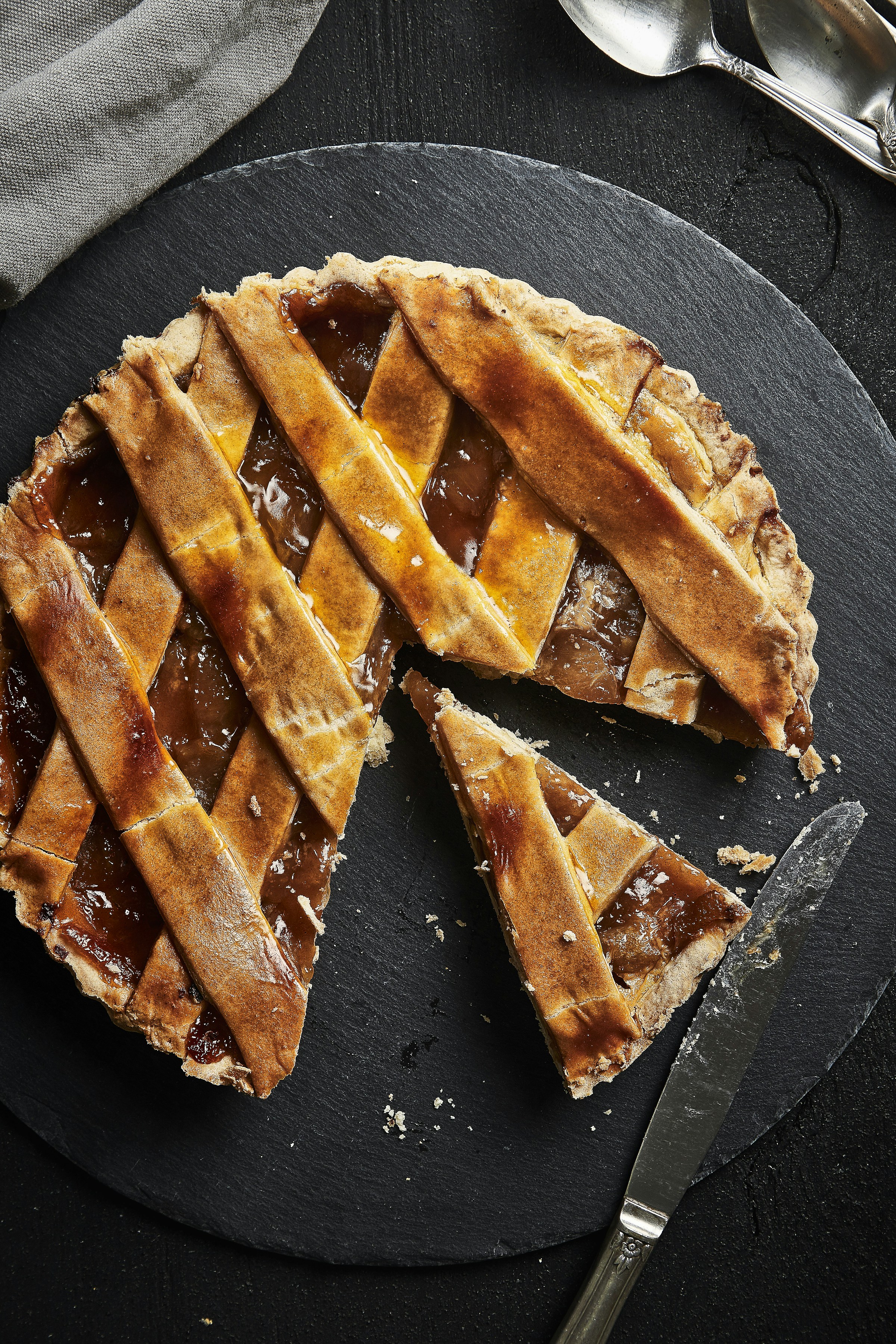 Apple pie on a plate | Source: Unsplash