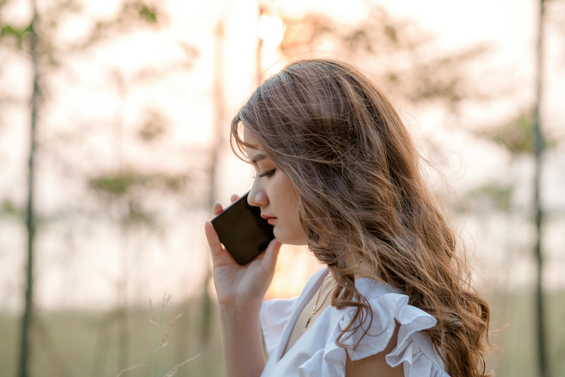 A young woman on call | Source: Pexels