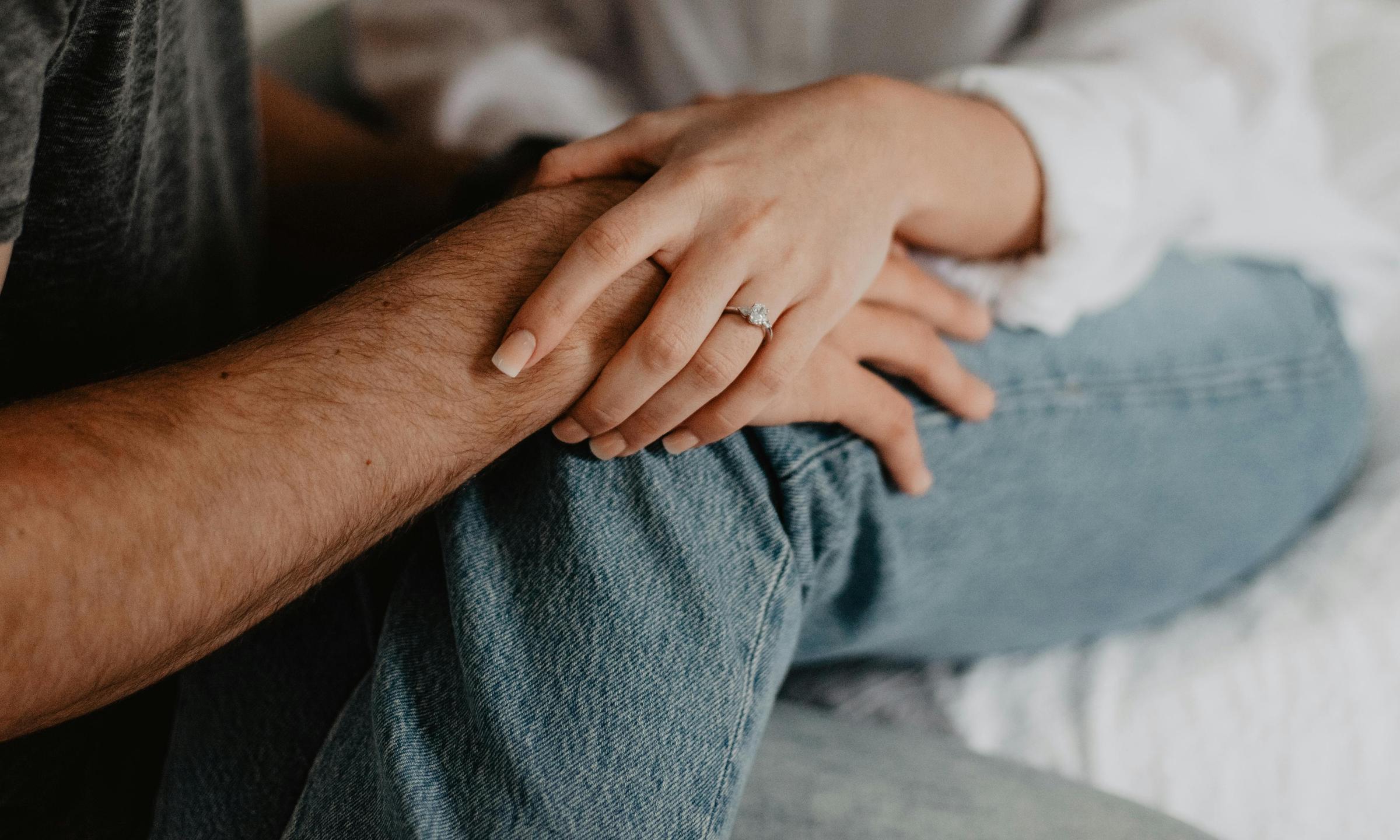 David and Sarah holding hands | Source: Pexels