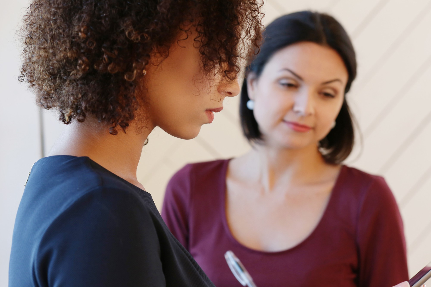 Two women talking | Source: Freepik