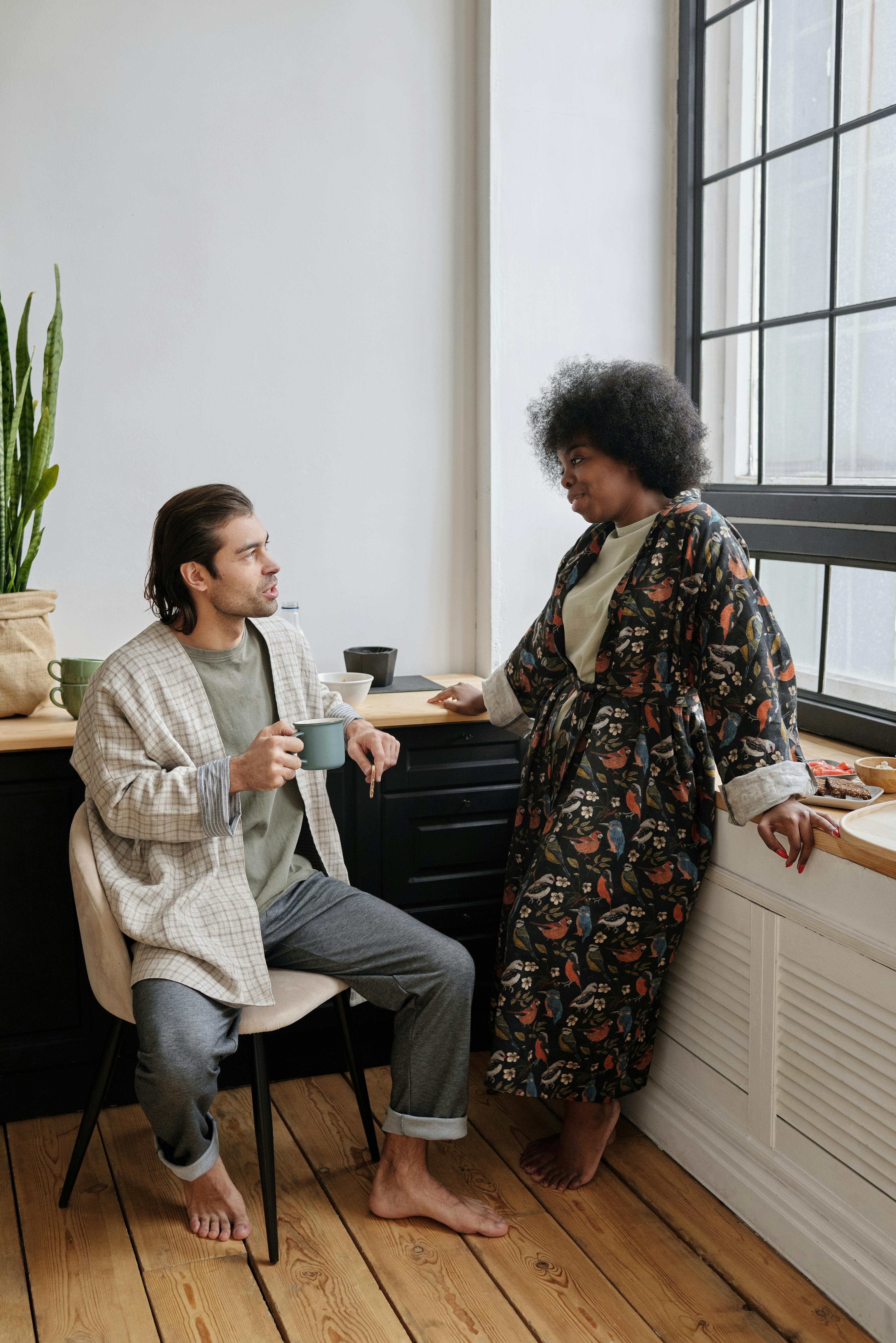 A couple talking | Source: Pexels