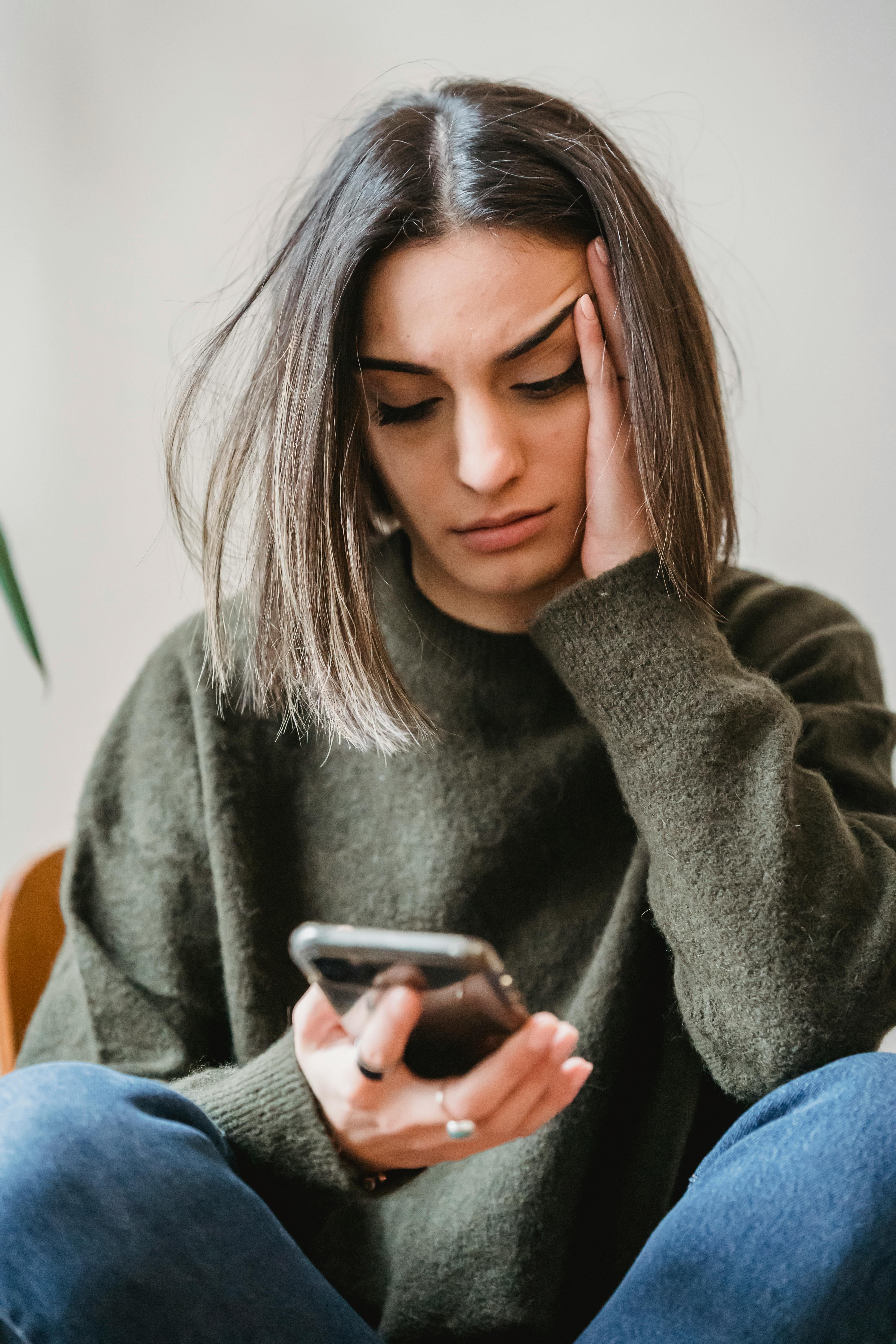 A woman on her phone | Source: Pexels